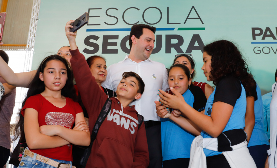 O programa Escola Segura, iniciativa do Governo do Paraná para ampliar a proteção de alunos e professores da rede estadual, está implantado em 40 colégios estaduais da Grande Curitiba, contando com 77 policiais militares da reserva. O lançamento oficial na região foi feito nesta quarta-feira (11) pelo governador Carlos Massa Ratinho Junior. No Paraná, o programa já beneficia alunos e professores de 71 colégios estaduais e conta com a atuação de 126 policiais militares.