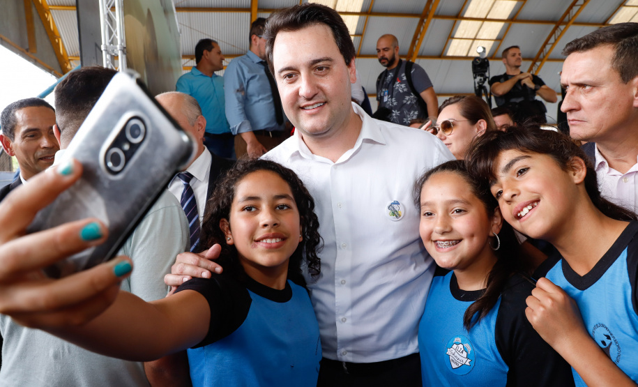 O programa Escola Segura, iniciativa do Governo do Paraná para ampliar a proteção de alunos e professores da rede estadual, está implantado em 40 colégios estaduais da Grande Curitiba, contando com 77 policiais militares da reserva. O lançamento oficial na região foi feito nesta quarta-feira (11) pelo governador Carlos Massa Ratinho Junior. No Paraná, o programa já beneficia alunos e professores de 71 colégios estaduais e conta com a atuação de 126 policiais militares.