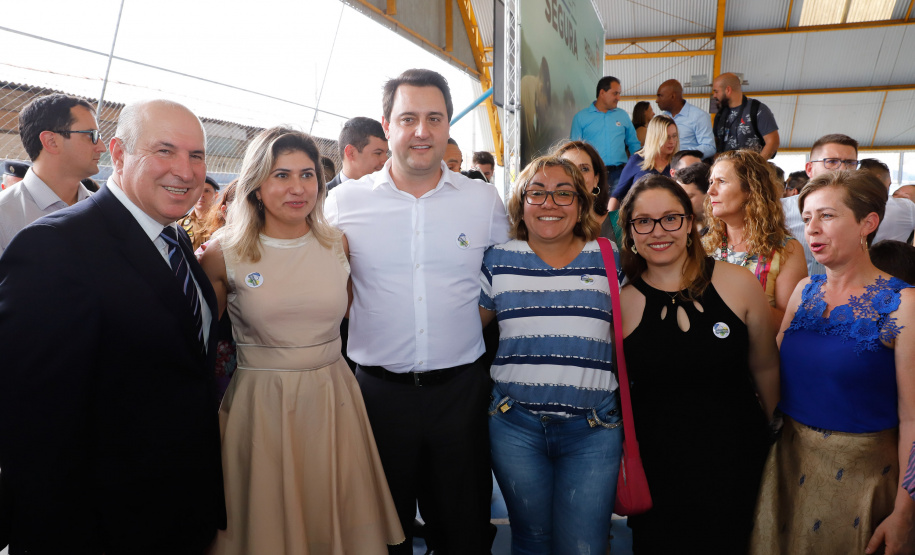 O programa Escola Segura, iniciativa do Governo do Paraná para ampliar a proteção de alunos e professores da rede estadual, está implantado em 40 colégios estaduais da Grande Curitiba, contando com 77 policiais militares da reserva. O lançamento oficial na região foi feito nesta quarta-feira (11) pelo governador Carlos Massa Ratinho Junior. No Paraná, o programa já beneficia alunos e professores de 71 colégios estaduais e conta com a atuação de 126 policiais militares.