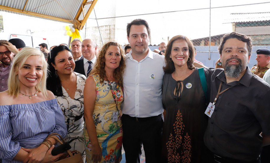 O programa Escola Segura, iniciativa do Governo do Paraná para ampliar a proteção de alunos e professores da rede estadual, está implantado em 40 colégios estaduais da Grande Curitiba, contando com 77 policiais militares da reserva. O lançamento oficial na região foi feito nesta quarta-feira (11) pelo governador Carlos Massa Ratinho Junior. No Paraná, o programa já beneficia alunos e professores de 71 colégios estaduais e conta com a atuação de 126 policiais militares.