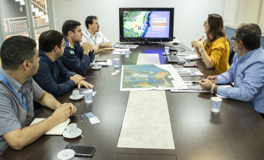 A conquista da autonomia para administrar os próprios contratos de exploração de áreas dos portos organizados, pela empresa pública Portos do Paraná, está servindo de exemplo para os demais portos do país. Com um mês de assinatura do novo convênio de delegação, a administração paranaense está recebendo equipes de outros terminais.