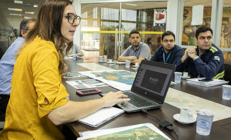 A conquista da autonomia para administrar os próprios contratos de exploração de áreas dos portos organizados, pela empresa pública Portos do Paraná, está servindo de exemplo para os demais portos do país. Com um mês de assinatura do novo convênio de delegação, a administração paranaense está recebendo equipes de outros terminais.