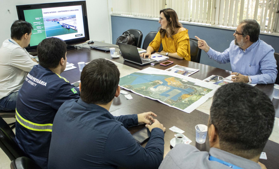 A conquista da autonomia para administrar os próprios contratos de exploração de áreas dos portos organizados, pela empresa pública Portos do Paraná, está servindo de exemplo para os demais portos do país. Com um mês de assinatura do novo convênio de delegação, a administração paranaense está recebendo equipes de outros terminais.