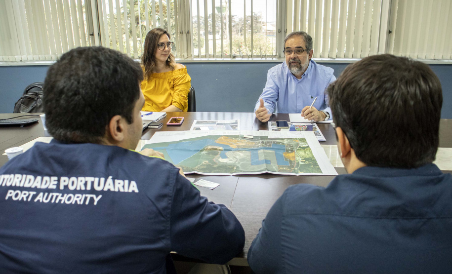 A conquista da autonomia para administrar os próprios contratos de exploração de áreas dos portos organizados, pela empresa pública Portos do Paraná, está servindo de exemplo para os demais portos do país. Com um mês de assinatura do novo convênio de delegação, a administração paranaense está recebendo equipes de outros terminais.