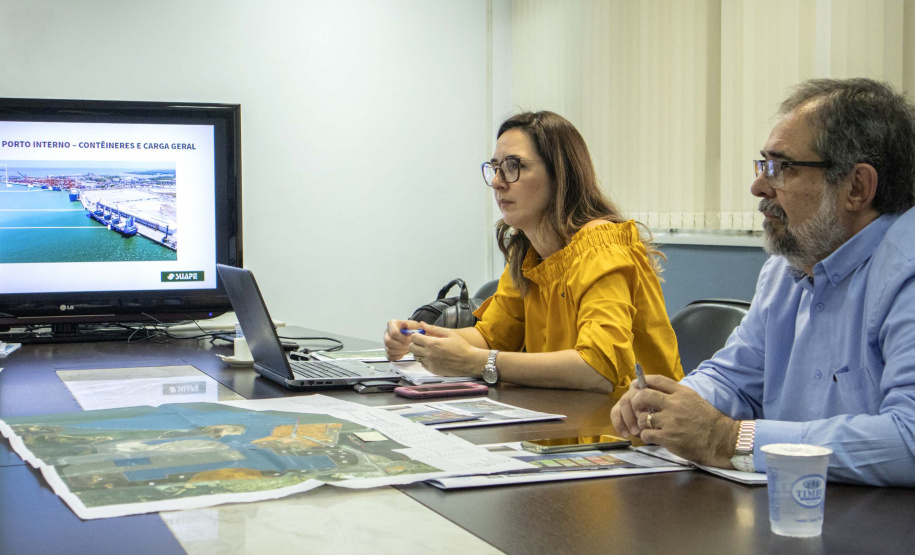 A conquista da autonomia para administrar os próprios contratos de exploração de áreas dos portos organizados, pela empresa pública Portos do Paraná, está servindo de exemplo para os demais portos do país. Com um mês de assinatura do novo convênio de delegação, a administração paranaense está recebendo equipes de outros terminais.