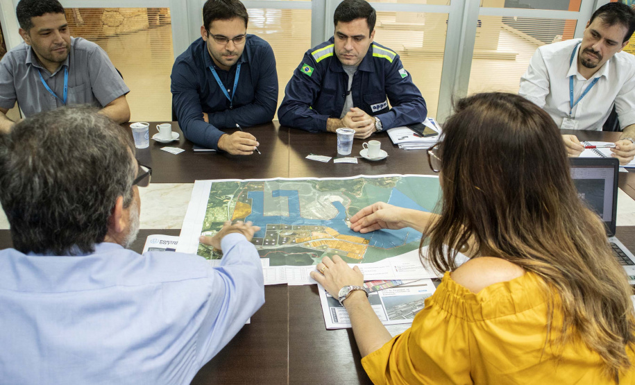 A conquista da autonomia para administrar os próprios contratos de exploração de áreas dos portos organizados, pela empresa pública Portos do Paraná, está servindo de exemplo para os demais portos do país. Com um mês de assinatura do novo convênio de delegação, a administração paranaense está recebendo equipes de outros terminais.