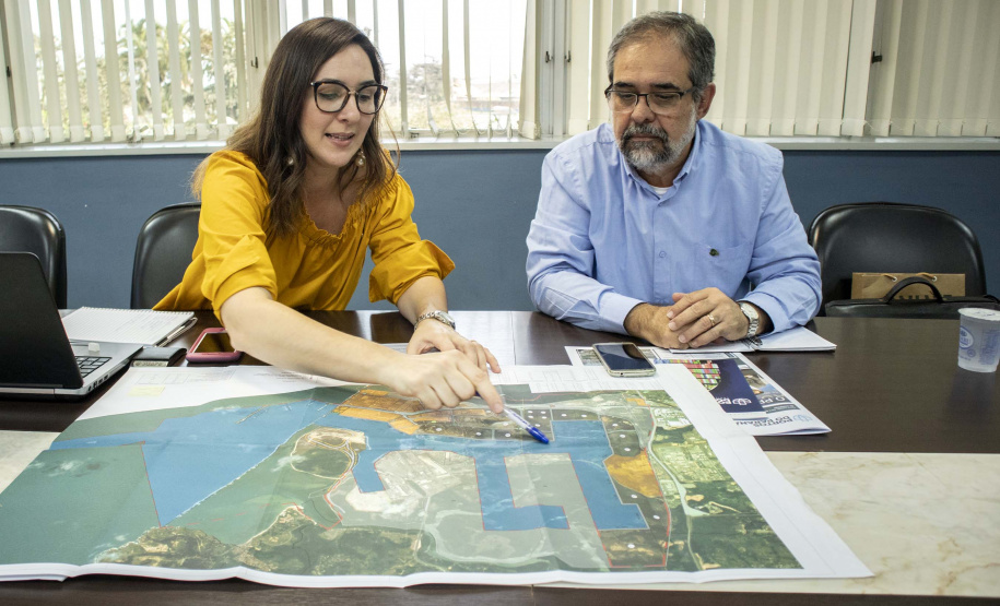 A conquista da autonomia para administrar os próprios contratos de exploração de áreas dos portos organizados, pela empresa pública Portos do Paraná, está servindo de exemplo para os demais portos do país. Com um mês de assinatura do novo convênio de delegação, a administração paranaense está recebendo equipes de outros terminais.