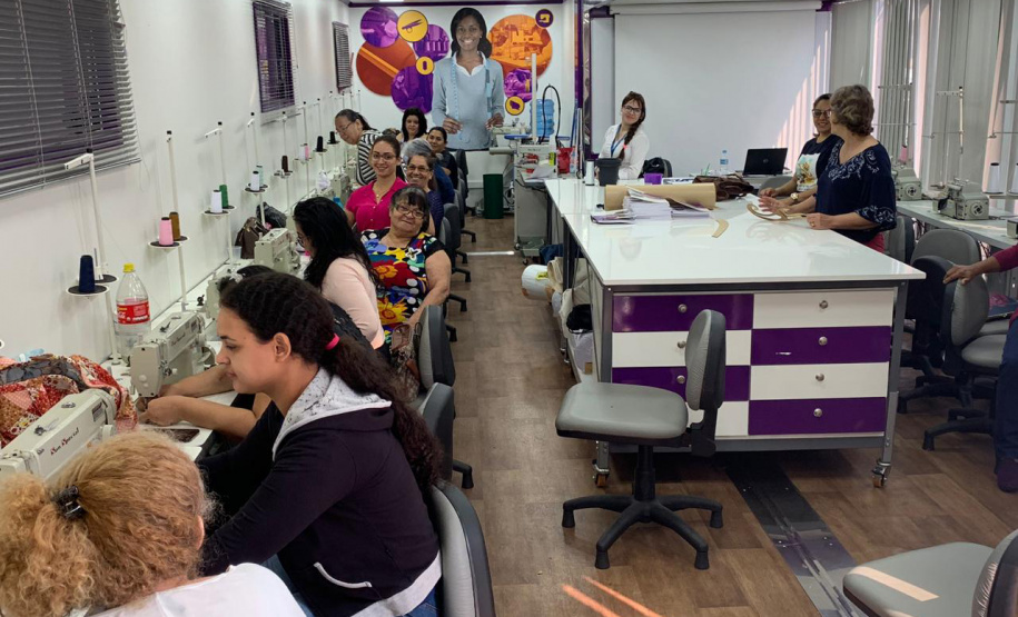 O secretário da Justiça, Família e Trabalho do Governo do Paraná (Sejuf), Ney Leprevost, lançou nesta quarta-feira (11/09) o projeto Carretas do Conhecimento em Foz do Iguaçu, no Oeste paranaense. A unidade móvel com o curso de confecção está instalada na Praça da Paz e permanecerá no local até o dia 10 de outubro, quando encerram as aulas.  Foto: Divulgação/SEJUF