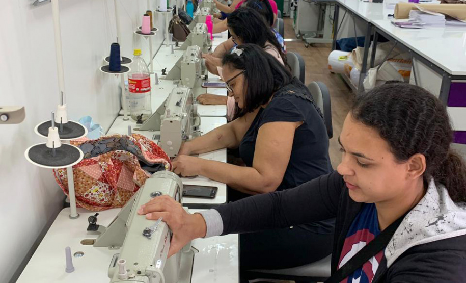 O secretário da Justiça, Família e Trabalho do Governo do Paraná (Sejuf), Ney Leprevost, lançou nesta quarta-feira (11/09) o projeto Carretas do Conhecimento em Foz do Iguaçu, no Oeste paranaense. A unidade móvel com o curso de confecção está instalada na Praça da Paz e permanecerá no local até o dia 10 de outubro, quando encerram as aulas.  Foto: Divulgação/SEJUF