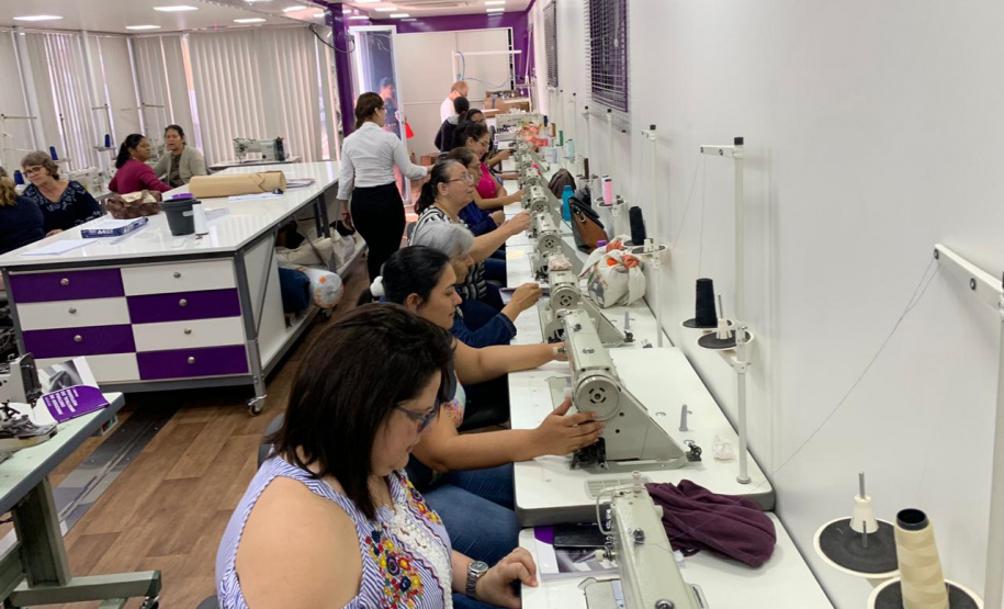 O secretário da Justiça, Família e Trabalho do Governo do Paraná (Sejuf), Ney Leprevost, lançou nesta quarta-feira (11/09) o projeto Carretas do Conhecimento em Foz do Iguaçu, no Oeste paranaense. A unidade móvel com o curso de confecção está instalada na Praça da Paz e permanecerá no local até o dia 10 de outubro, quando encerram as aulas.  Foto: Divulgação/SEJUF