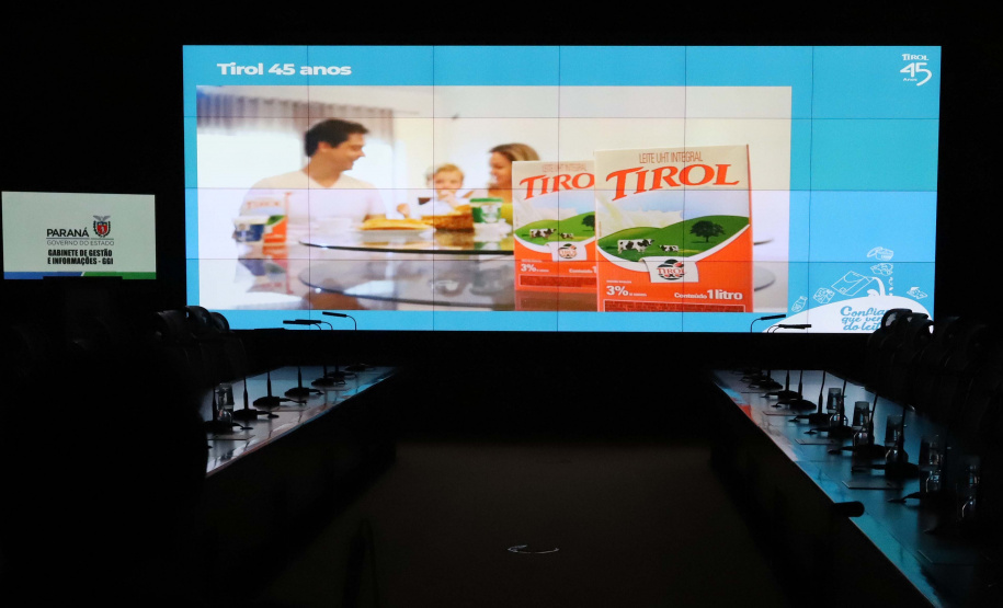 O governador Carlos Massa Ratinho Jr, reuniu-se com empresários da empresa Tirol, que anunciaram investimentos no município de Ipiranga. Presentes: prefeito de Ipiranga, Luiz Carlos Blum; secretário de Infraestrutura e Logística, Sandro Alex; diretor presidente da APD, Eduardo Bekin; gerente de projetos da Tirol, Maicon Spada; diretor industrial, Adalberto Rofner e diretor comercial da Tirol, Carlos Dresch.Curitiba, 11-09-19.Foto: Arnaldo Alves / AEN.