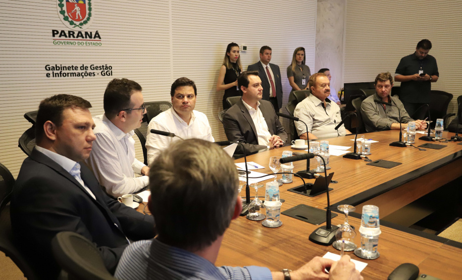 O governador Carlos Massa Ratinho Jr, reuniu-se com empresários da empresa Tirol, que anunciaram investimentos no município de Ipiranga. Presentes: prefeito de Ipiranga, Luiz Carlos Blum; secretário de Infraestrutura e Logística, Sandro Alex; diretor presidente da APD, Eduardo Bekin; gerente de projetos da Tirol, Maicon Spada; diretor industrial, Adalberto Rofner e diretor comercial da Tirol, Carlos Dresch.Curitiba, 11-09-19.Foto: Arnaldo Alves / AEN.