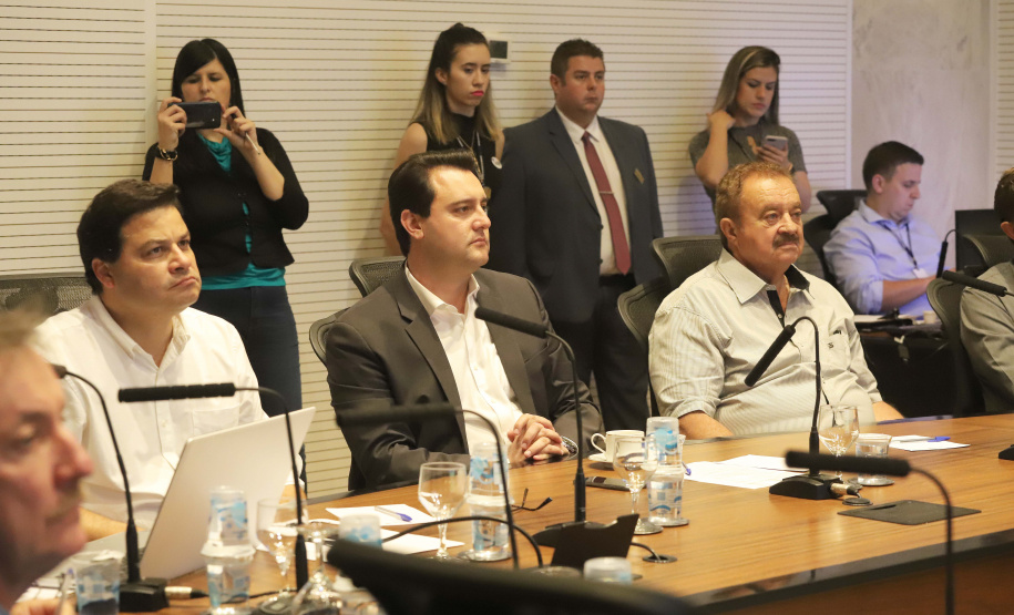 O governador Carlos Massa Ratinho Jr, reuniu-se com empresários da empresa Tirol, que anunciaram investimentos no município de Ipiranga. Presentes: prefeito de Ipiranga, Luiz Carlos Blum; secretário de Infraestrutura e Logística, Sandro Alex; diretor presidente da APD, Eduardo Bekin; gerente de projetos da Tirol, Maicon Spada; diretor industrial, Adalberto Rofner e diretor comercial da Tirol, Carlos Dresch.Curitiba, 11-09-19.Foto: Arnaldo Alves / AEN.