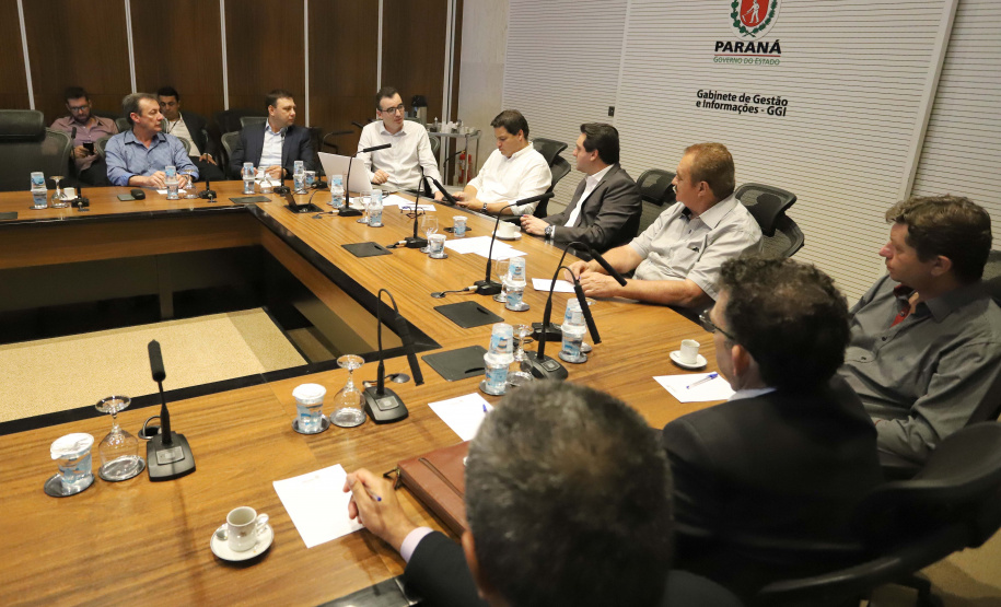 O governador Carlos Massa Ratinho Jr, reuniu-se com empresários da empresa Tirol, que anunciaram investimentos no município de Ipiranga. Presentes: prefeito de Ipiranga, Luiz Carlos Blum; secretário de Infraestrutura e Logística, Sandro Alex; diretor presidente da APD, Eduardo Bekin; gerente de projetos da Tirol, Maicon Spada; diretor industrial, Adalberto Rofner e diretor comercial da Tirol, Carlos Dresch.Curitiba, 11-09-19.Foto: Arnaldo Alves / AEN.