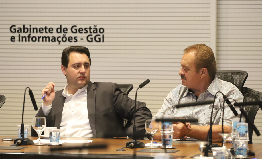 O governador Carlos Massa Ratinho Jr, reuniu-se com empresários da empresa Tirol, que anunciaram investimentos no município de Ipiranga. Presentes: prefeito de Ipiranga, Luiz Carlos Blum; secretário de Infraestrutura e Logística, Sandro Alex; diretor presidente da APD, Eduardo Bekin; gerente de projetos da Tirol, Maicon Spada; diretor industrial, Adalberto Rofner e diretor comercial da Tirol, Carlos Dresch.Curitiba, 11-09-19.Foto: Arnaldo Alves / AEN.