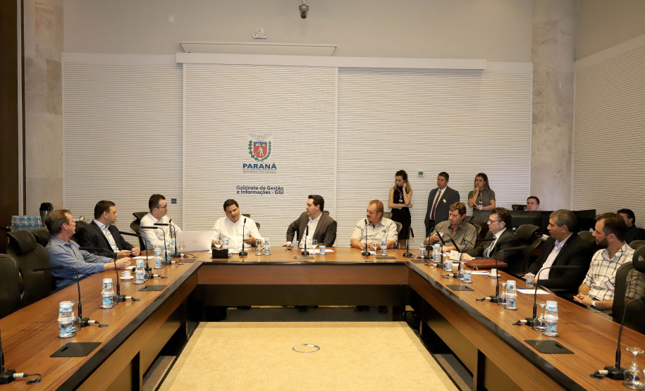 O governador Carlos Massa Ratinho Jr, reuniu-se com empresários da empresa Tirol, que anunciaram investimentos no município de Ipiranga. Presentes: prefeito de Ipiranga, Luiz Carlos Blum; secretário de Infraestrutura e Logística, Sandro Alex; diretor presidente da APD, Eduardo Bekin; gerente de projetos da Tirol, Maicon Spada; diretor industrial, Adalberto Rofner e diretor comercial da Tirol, Carlos Dresch.Curitiba, 11-09-19.Foto: Arnaldo Alves / AEN.