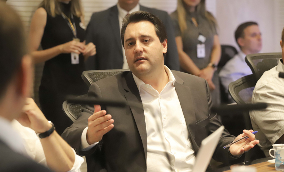 O governador Carlos Massa Ratinho Jr, reuniu-se com empresários da empresa Tirol, que anunciaram investimentos no município de Ipiranga. Presentes: prefeito de Ipiranga, Luiz Carlos Blum; secretário de Infraestrutura e Logística, Sandro Alex; diretor presidente da APD, Eduardo Bekin; gerente de projetos da Tirol, Maicon Spada; diretor industrial, Adalberto Rofner e diretor comercial da Tirol, Carlos Dresch.Curitiba, 11-09-19.Foto: Arnaldo Alves / AEN.