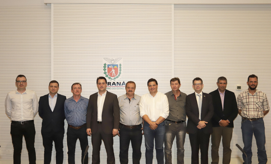 O governador Carlos Massa Ratinho Jr, reuniu-se com empresários da empresa Tirol, que anunciaram investimentos no município de Ipiranga. Presentes: prefeito de Ipiranga, Luiz Carlos Blum; secretário de Infraestrutura e Logística, Sandro Alex; diretor presidente da APD, Eduardo Bekin; gerente de projetos da Tirol, Maicon Spada; diretor industrial, Adalberto Rofner e diretor comercial da Tirol, Carlos Dresch.Curitiba, 11-09-19.Foto: Arnaldo Alves / AEN.