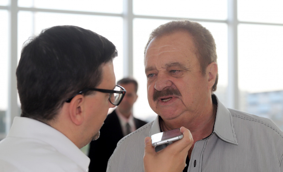 O governador Carlos Massa Ratinho Jr, reuniu-se com empresários da empresa Tirol, que anunciaram investimentos no município de Ipiranga. Presentes: prefeito de Ipiranga, Luiz Carlos Blum; secretário de Infraestrutura e Logística, Sandro Alex; diretor presidente da APD, Eduardo Bekin; gerente de projetos da Tirol, Maicon Spada; diretor industrial, Adalberto Rofner e diretor comercial da Tirol, Carlos Dresch. N/F: prefeito de Ipiranga, Luiz Carlos Blum.Curitiba, 11-09-19.Foto: Arnaldo Alves / AEN.