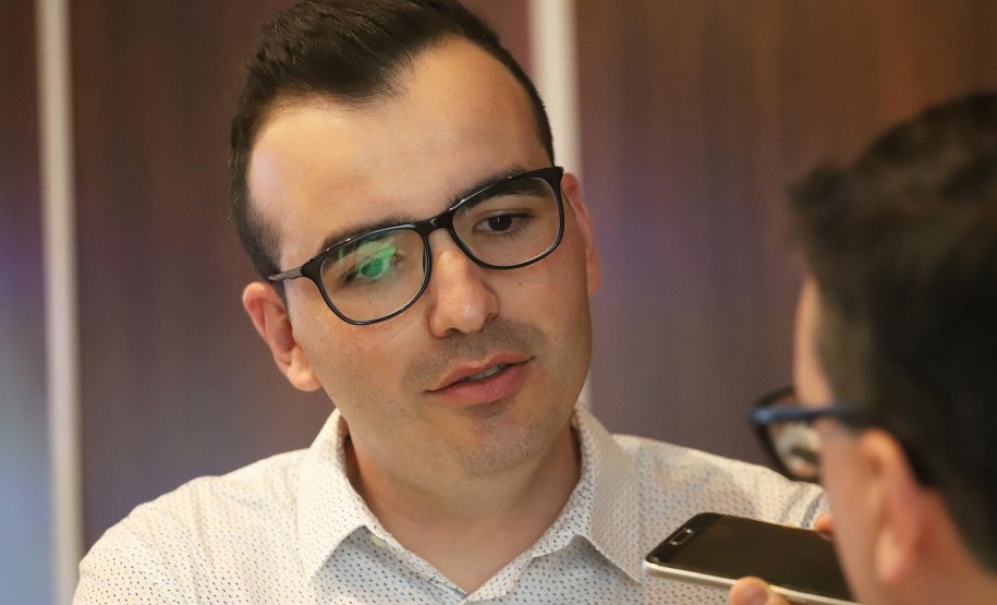 O governador Carlos Massa Ratinho Jr, reuniu-se com empresários da empresa Tirol, que anunciaram investimentos no município de Ipiranga. Presentes: prefeito de Ipiranga, Luiz Carlos Blum; secretário de Infraestrutura e Logística, Sandro Alex; diretor presidente da APD, Eduardo Bekin; gerente de projetos da Tirol, Maicon Spada; diretor industrial, Adalberto Rofner e diretor comercial da Tirol, Carlos Dresch. N/F: diretor de projetos da Tirol, Maicon Spada.Curitiba, 11-09-19.Foto: Arnaldo Alves / AEN.