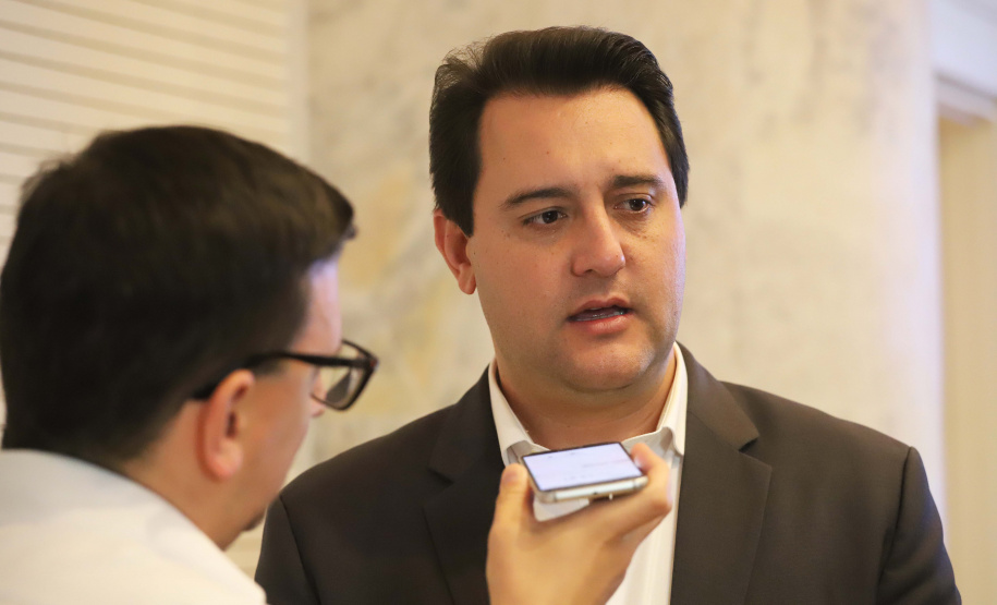 O governador Carlos Massa Ratinho Jr, reuniu-se com empresários da empresa Tirol, que anunciaram investimentos no município de Ipiranga. Presentes: prefeito de Ipiranga, Luiz Carlos Blum; secretário de Infraestrutura e Logística, Sandro Alex; diretor presidente da APD, Eduardo Bekin; gerente de projetos da Tirol, Maicon Spada; diretor industrial, Adalberto Rofner e diretor comercial da Tirol, Carlos Dresch.Curitiba, 11-09-19.Foto: Arnaldo Alves / AEN.