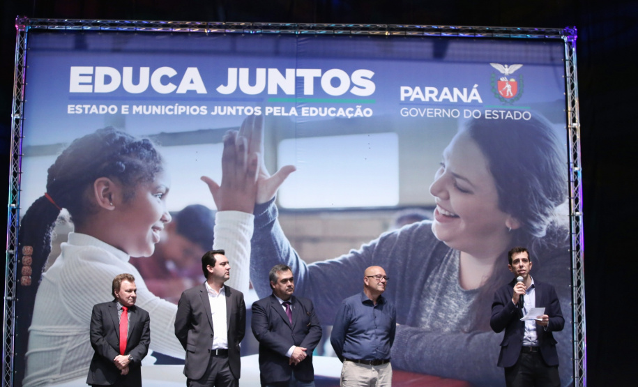 O governador Carlos Massa Ratinho Junior lançou nesta quarta-feira (11), em Curitiba, o programa Educa Juntos, iniciativa da Secretaria de Estado da Educação e do Esporte para apoiar os municípios e melhorar os índices de aprendizagem e alfabetização dos estudantes paranaenses desde a educação infantil. Foto: Gilson Abreu/AEN