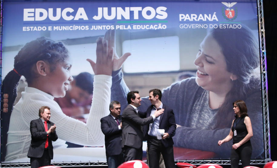 O governador Carlos Massa Ratinho Junior lançou nesta quarta-feira (11), em Curitiba, o programa Educa Juntos, iniciativa da Secretaria de Estado da Educação e do Esporte para apoiar os municípios e melhorar os índices de aprendizagem e alfabetização dos estudantes paranaenses desde a educação infantil. Foto: Gilson Abreu/AEN