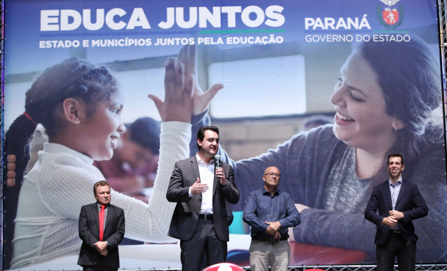 O governador Carlos Massa Ratinho Junior lançou nesta quarta-feira (11), em Curitiba, o programa Educa Juntos, iniciativa da Secretaria de Estado da Educação e do Esporte para apoiar os municípios e melhorar os índices de aprendizagem e alfabetização dos estudantes paranaenses desde a educação infantil. Foto: Gilson Abreu/AEN