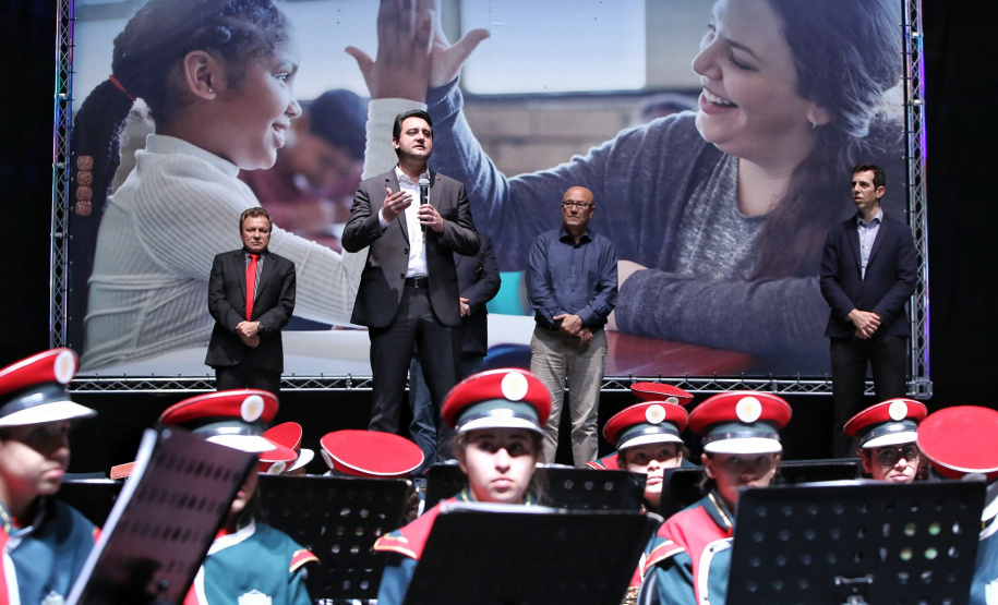 O governador Carlos Massa Ratinho Junior lançou nesta quarta-feira (11), em Curitiba, o programa Educa Juntos, iniciativa da Secretaria de Estado da Educação e do Esporte para apoiar os municípios e melhorar os índices de aprendizagem e alfabetização dos estudantes paranaenses desde a educação infantil. Foto: Gilson Abreu/AEN