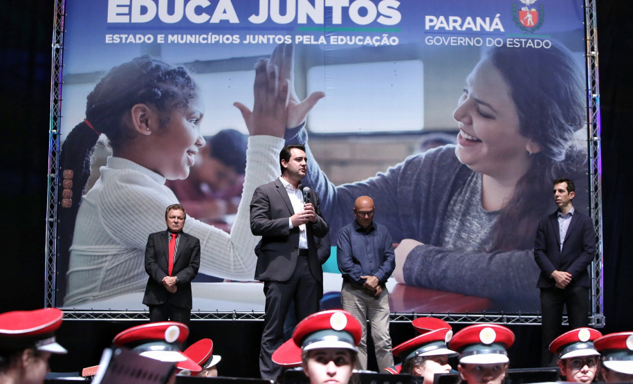 O governador Carlos Massa Ratinho Junior lançou nesta quarta-feira (11), em Curitiba, o programa Educa Juntos, iniciativa da Secretaria de Estado da Educação e do Esporte para apoiar os municípios e melhorar os índices de aprendizagem e alfabetização dos estudantes paranaenses desde a educação infantil. Foto: Gilson Abreu/AEN