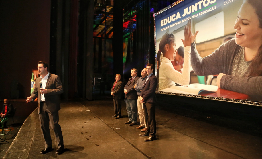O governador Carlos Massa Ratinho Junior lançou nesta quarta-feira (11), em Curitiba, o programa Educa Juntos, iniciativa da Secretaria de Estado da Educação e do Esporte para apoiar os municípios e melhorar os índices de aprendizagem e alfabetização dos estudantes paranaenses desde a educação infantil. Foto: Gilson Abreu/AEN