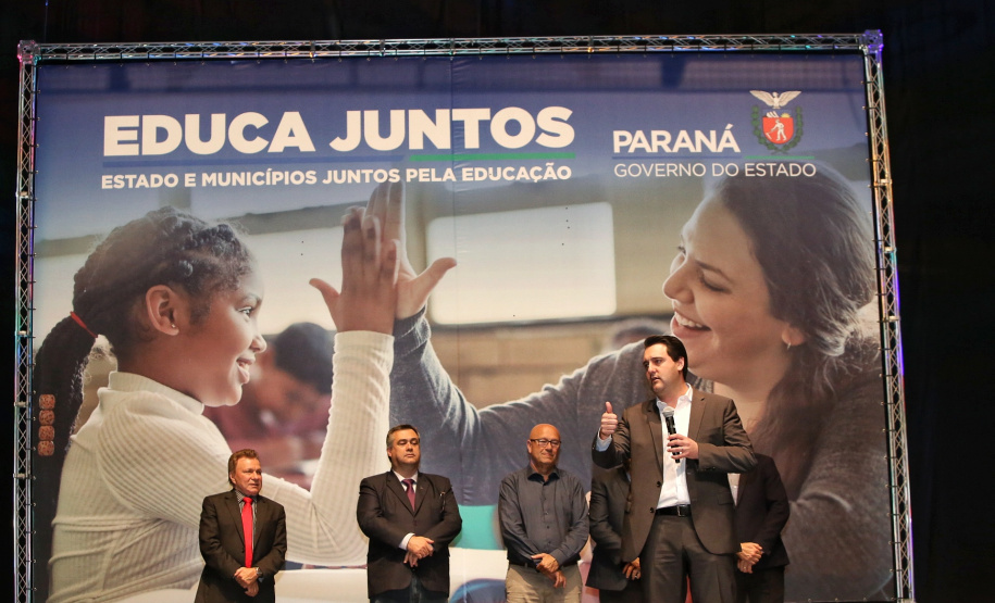 O governador Carlos Massa Ratinho Junior lançou nesta quarta-feira (11), em Curitiba, o programa Educa Juntos, iniciativa da Secretaria de Estado da Educação e do Esporte para apoiar os municípios e melhorar os índices de aprendizagem e alfabetização dos estudantes paranaenses desde a educação infantil. Foto: Gilson Abreu/AEN