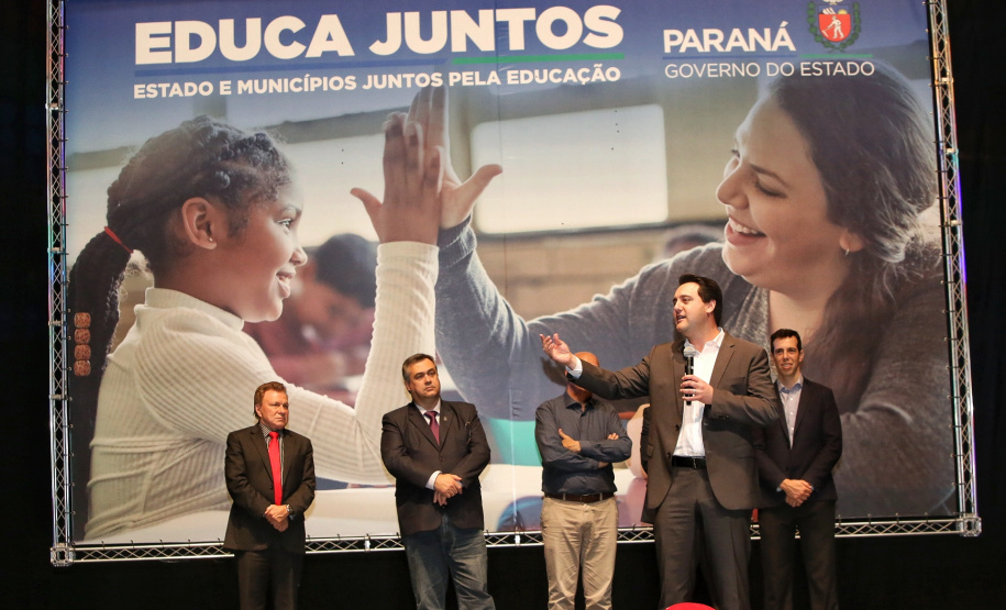 O governador Carlos Massa Ratinho Junior lançou nesta quarta-feira (11), em Curitiba, o programa Educa Juntos, iniciativa da Secretaria de Estado da Educação e do Esporte para apoiar os municípios e melhorar os índices de aprendizagem e alfabetização dos estudantes paranaenses desde a educação infantil. Foto: Gilson Abreu/AEN