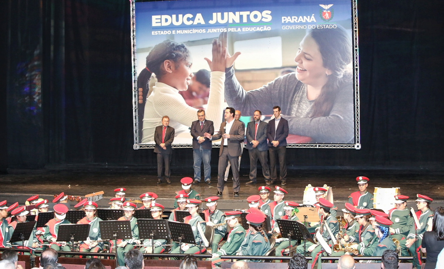 O governador Carlos Massa Ratinho Junior lançou nesta quarta-feira (11), em Curitiba, o programa Educa Juntos, iniciativa da Secretaria de Estado da Educação e do Esporte para apoiar os municípios e melhorar os índices de aprendizagem e alfabetização dos estudantes paranaenses desde a educação infantil. Foto: Gilson Abreu/AEN