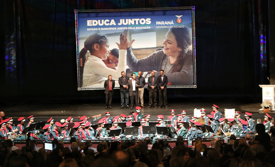 O governador Carlos Massa Ratinho Junior lançou nesta quarta-feira (11), em Curitiba, o programa Educa Juntos, iniciativa da Secretaria de Estado da Educação e do Esporte para apoiar os municípios e melhorar os índices de aprendizagem e alfabetização dos estudantes paranaenses desde a educação infantil. Foto: Gilson Abreu/AEN