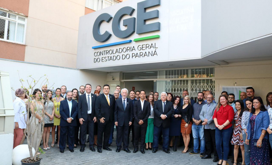 Novos contratos de leniência e a intensificação da fiscalização sobre o serviço público estadual levaram a Controladoria-Geral do Estado a reestruturar a área de corregedoria, com novo espaço e mais servidores.

A inauguração oficial das novas dependências ocorreu nesta quinta-feira (12), com a presença do vice-governador Darci Piana, do controlador-geral do Estado, Raul Siqueira, e funcionários da CGE. Foto: Camila Tonetti/Vice-governadoria