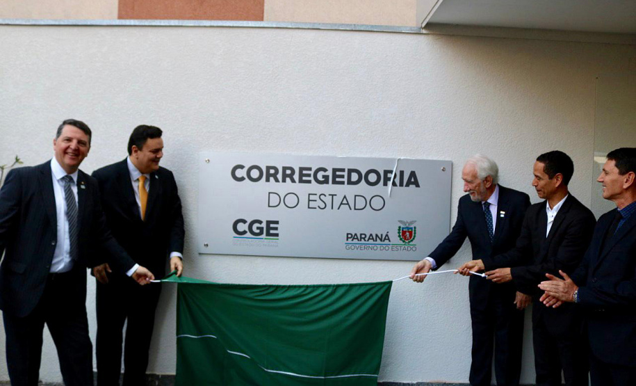 Novos contratos de leniência e a intensificação da fiscalização sobre o serviço público estadual levaram a Controladoria-Geral do Estado a reestruturar a área de corregedoria, com novo espaço e mais servidores.

A inauguração oficial das novas dependências ocorreu nesta quinta-feira (12), com a presença do vice-governador Darci Piana, do controlador-geral do Estado, Raul Siqueira, e funcionários da CGE. Foto: Camila Tonetti/Vice-governadoria