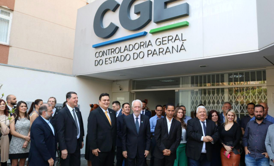 Novos contratos de leniência e a intensificação da fiscalização sobre o serviço público estadual levaram a Controladoria-Geral do Estado a reestruturar a área de corregedoria, com novo espaço e mais servidores.

A inauguração oficial das novas dependências ocorreu nesta quinta-feira (12), com a presença do vice-governador Darci Piana, do controlador-geral do Estado, Raul Siqueira, e funcionários da CGE. Foto: Camila Tonetti/Vice-governadoria