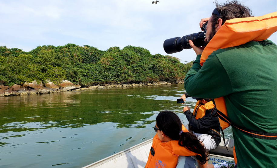Dentro dos programas ambientais executados pela empresa Portos do Paraná nas baías de Paranaguá e Antonina, foi realizado quarta-feira (11) o monitoramento de avifauna, embarcado. Foto: Divulgação/Portos do Paraná