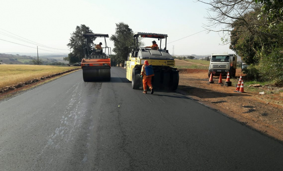 A PR-239 e a PR-317, na região Oeste, passam por serviços de conservação que vão beneficiar cerca de 50 mil pessoas. São executadas a reperfilagem, que consiste na aplicação de Concreto Betuminoso Usinado a Quente (CBUQ), e compactação desse material em pontos críticos da rodovia para resolver problemas como buracos e deformações.Foto: Divulgação/DER