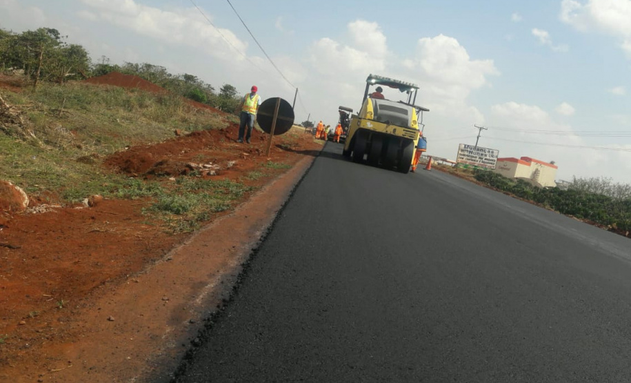A PR-239 e a PR-317, na região Oeste, passam por serviços de conservação que vão beneficiar cerca de 50 mil pessoas. São executadas a reperfilagem, que consiste na aplicação de Concreto Betuminoso Usinado a Quente (CBUQ), e compactação desse material em pontos críticos da rodovia para resolver problemas como buracos e deformações.Foto: Divulgação/DER