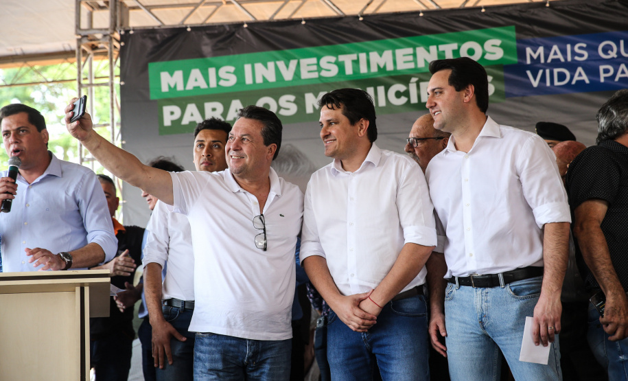 O governador Carlos Massa Ratinho Junior inaugura nesta quinta-feira (12), o Meu Campinho de Santa Cruz de Monte Castelo, no Noroeste do Paraná. Programa da Secretaria de Estado do Desenvolvimento Urbano e Obras Públicas, o Meu Campinho grama sintética, iluminação e segurança para a prática esportiva e de recreação de crianças e adolescentes, em horários em que não estão na escola. Santa Cruz do Monte Castelo, 12/09/2019 -  Foto: Geraldo Bubniak/AEN