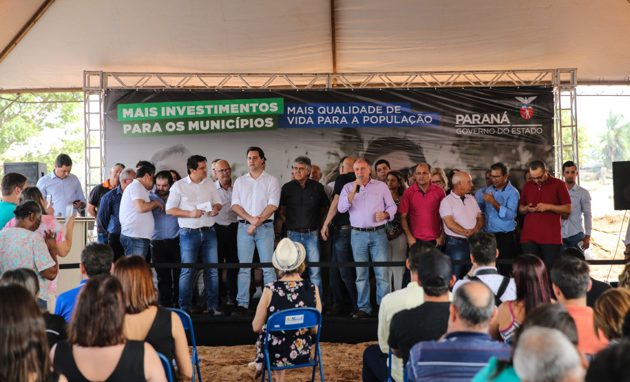 O governador Carlos Massa Ratinho Junior inaugura nesta quinta-feira (12), o Meu Campinho de Santa Cruz de Monte Castelo, no Noroeste do Paraná. Programa da Secretaria de Estado do Desenvolvimento Urbano e Obras Públicas, o Meu Campinho grama sintética, iluminação e segurança para a prática esportiva e de recreação de crianças e adolescentes, em horários em que não estão na escola. Santa Cruz do Monte Castelo, 12/09/2019 -  Foto: Geraldo Bubniak/AEN