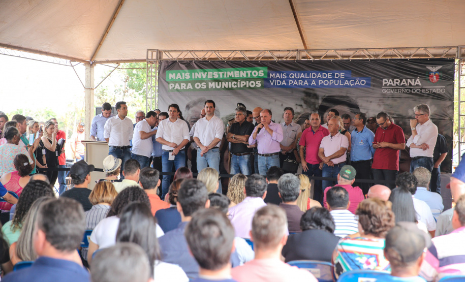 O governador Carlos Massa Ratinho Junior inaugura nesta quinta-feira (12), o Meu Campinho de Santa Cruz de Monte Castelo, no Noroeste do Paraná. Programa da Secretaria de Estado do Desenvolvimento Urbano e Obras Públicas, o Meu Campinho grama sintética, iluminação e segurança para a prática esportiva e de recreação de crianças e adolescentes, em horários em que não estão na escola. Santa Cruz do Monte Castelo, 12/09/2019 -  Foto: Geraldo Bubniak/AEN