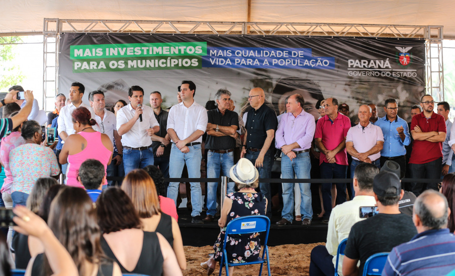 O governador Carlos Massa Ratinho Junior inaugura nesta quinta-feira (12), o Meu Campinho de Santa Cruz de Monte Castelo, no Noroeste do Paraná. Programa da Secretaria de Estado do Desenvolvimento Urbano e Obras Públicas, o Meu Campinho grama sintética, iluminação e segurança para a prática esportiva e de recreação de crianças e adolescentes, em horários em que não estão na escola. Santa Cruz do Monte Castelo, 12/09/2019 -  Foto: Geraldo Bubniak/AEN