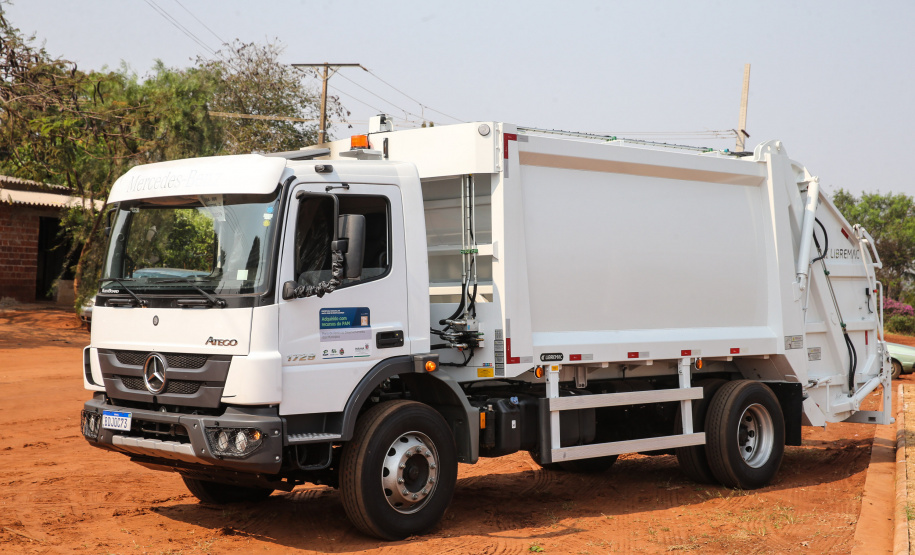 O governador Carlos Massa Ratinho Junior inaugura nesta quinta-feira (12), o Meu Campinho de Santa Cruz de Monte Castelo, no Noroeste do Paraná. Programa da Secretaria de Estado do Desenvolvimento Urbano e Obras Públicas, o Meu Campinho grama sintética, iluminação e segurança para a prática esportiva e de recreação de crianças e adolescentes, em horários em que não estão na escola. Santa Cruz do Monte Castelo, 12/09/2019 -  Foto: Geraldo Bubniak/AEN