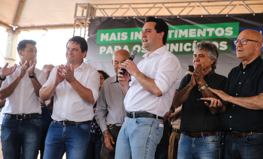 O governador Carlos Massa Ratinho Junior inaugura nesta quinta-feira (12), o Meu Campinho de Santa Cruz de Monte Castelo, no Noroeste do Paraná. Programa da Secretaria de Estado do Desenvolvimento Urbano e Obras Públicas, o Meu Campinho grama sintética, iluminação e segurança para a prática esportiva e de recreação de crianças e adolescentes, em horários em que não estão na escola. Santa Cruz do Monte Castelo, 12/09/2019 -  Foto: Geraldo Bubniak/AEN