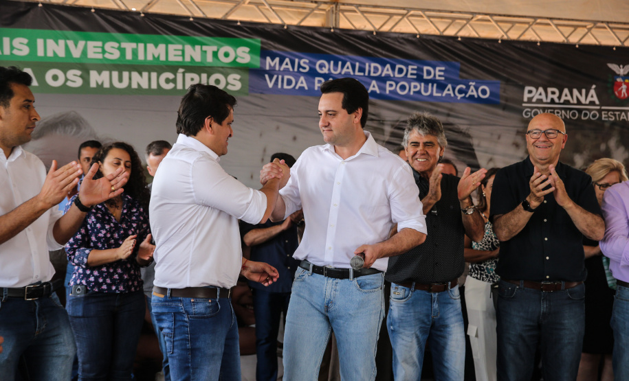 O governador Carlos Massa Ratinho Junior inaugura nesta quinta-feira (12), o Meu Campinho de Santa Cruz de Monte Castelo, no Noroeste do Paraná. Programa da Secretaria de Estado do Desenvolvimento Urbano e Obras Públicas, o Meu Campinho grama sintética, iluminação e segurança para a prática esportiva e de recreação de crianças e adolescentes, em horários em que não estão na escola. Santa Cruz do Monte Castelo, 12/09/2019 -  Foto: Geraldo Bubniak/AEN