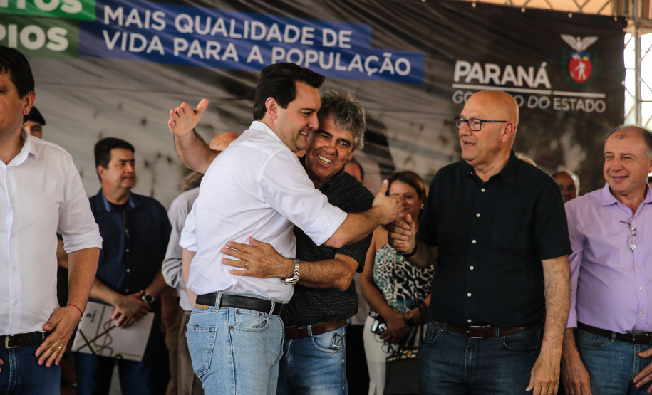 O governador Carlos Massa Ratinho Junior inaugura nesta quinta-feira (12), o Meu Campinho de Santa Cruz de Monte Castelo, no Noroeste do Paraná. Programa da Secretaria de Estado do Desenvolvimento Urbano e Obras Públicas, o Meu Campinho grama sintética, iluminação e segurança para a prática esportiva e de recreação de crianças e adolescentes, em horários em que não estão na escola. Santa Cruz do Monte Castelo, 12/09/2019 -  Foto: Geraldo Bubniak/AEN
