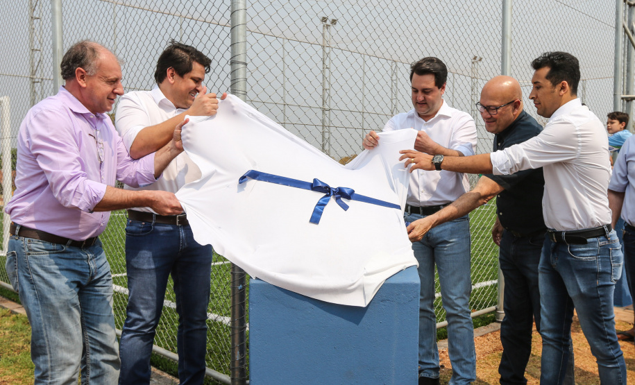 O governador Carlos Massa Ratinho Junior inaugura nesta quinta-feira (12), o Meu Campinho de Santa Cruz de Monte Castelo, no Noroeste do Paraná. Programa da Secretaria de Estado do Desenvolvimento Urbano e Obras Públicas, o Meu Campinho grama sintética, iluminação e segurança para a prática esportiva e de recreação de crianças e adolescentes, em horários em que não estão na escola. Santa Cruz do Monte Castelo, 12/09/2019 -  Foto: Geraldo Bubniak/AEN